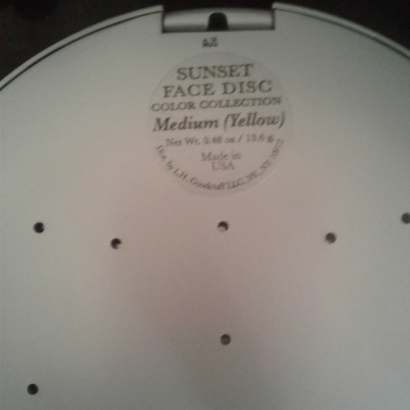 Lauren Hutton Makeup Disc Last One! - Picture 4 of 4